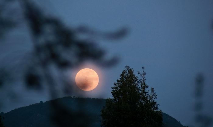 moon silhouette mountain